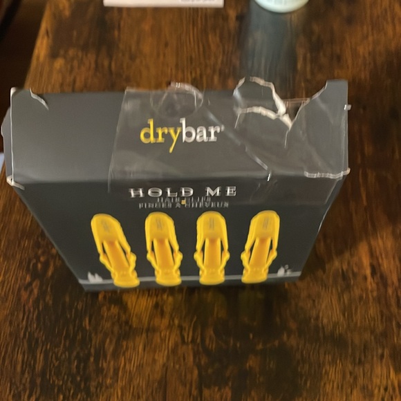 Drybar Hold Me Hair Clips. Set of 4 - Picture 5 of 5